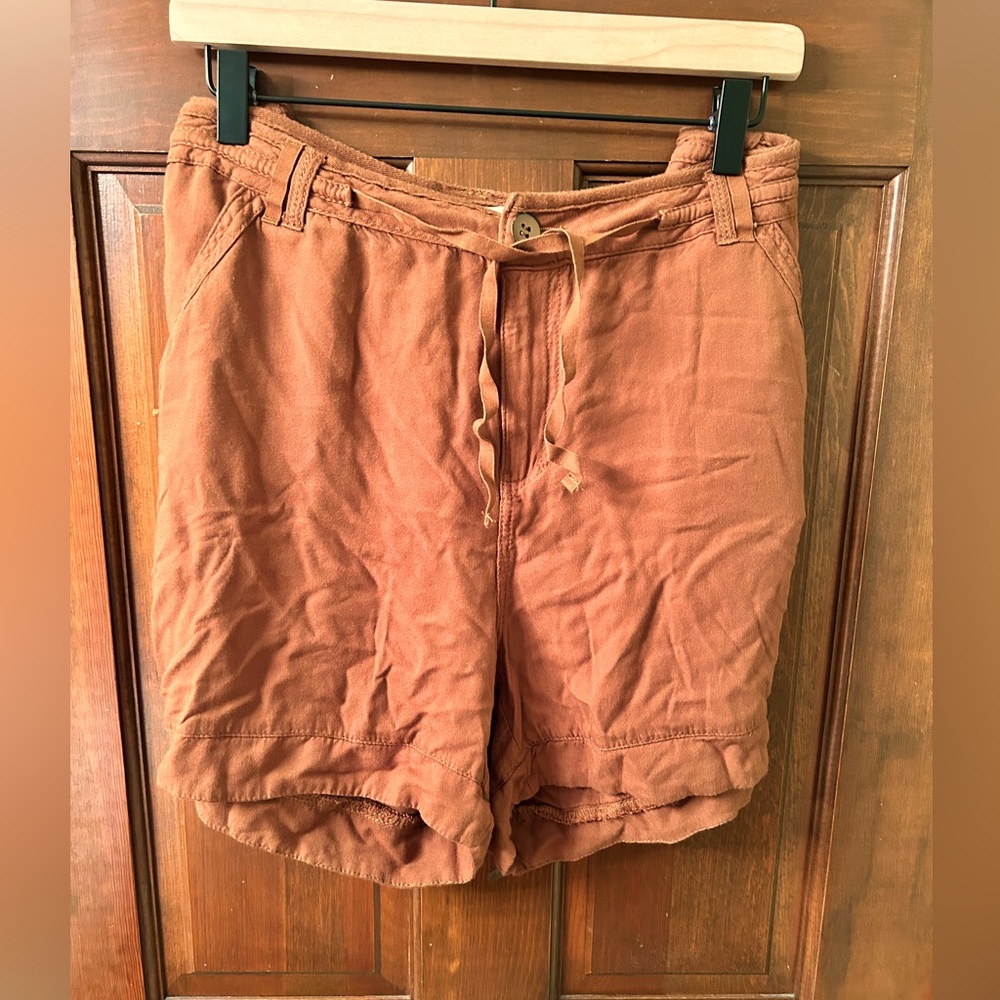DEMOCRACY Rayon High Rise Tie Waist Tan shorts. Size 20w